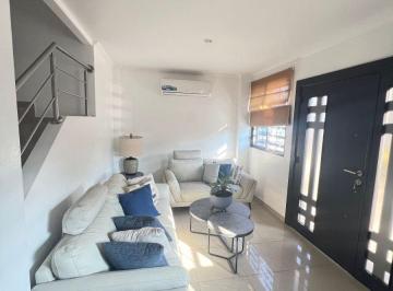 Casa de 5 habitaciones, Daule · Se Vende Casa con Dos Suites Independientes en Urbanización Napoli