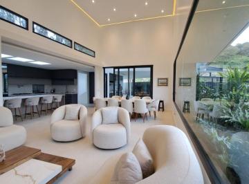 Casa de 5 habitaciones, Quito · Rento Lujosa Residencia con Piscina 4 Dorm. Más Suit, en Una Sola Planta Tumbaco