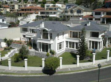 Casa · 861m² · 8 Habitaciones · 10 Estacionamientos · Vs Urb Vista Grande Miravalle, Vendo Casa 861 m² Jardin 484 m²