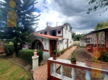 Casa · 287m² · 4 Habitaciones · 6 Estacionamientos · Casa con Amplio Terreno de Venta en El Valle de Los Chillos Sector Alangasí