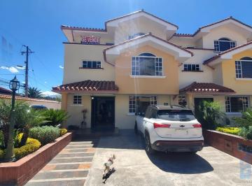 Casa · 200m² · 4 Habitaciones · 2 Estacionamientos · Casa en Venta Dentro de Conjunto, Valle de Los Chillos Sector La Espe