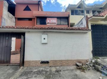 Casa · 320m² · 3 Habitaciones · 2 Estacionamientos · Amplia Casa en Venta en El Valle de Los Chillos Sector Conocoto