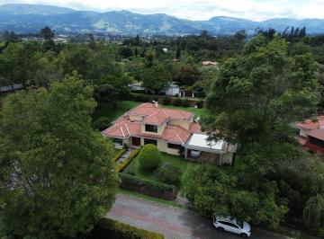 Casa · 500m² · 3 Habitaciones · 4 Estacionamientos · Casa de Venta con Gran Terreno en Puembo. Excelente Precio. La Mejor Zona de Puembo