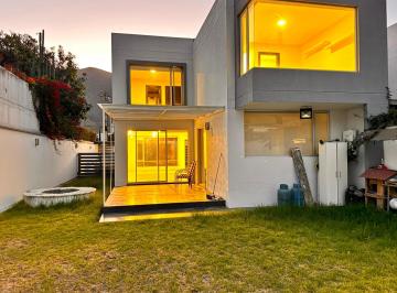 Casa · 219m² · 3 Habitaciones · 3 Estacionamientos · La Pampa, Hermosa Casa en Renta, 350 m²