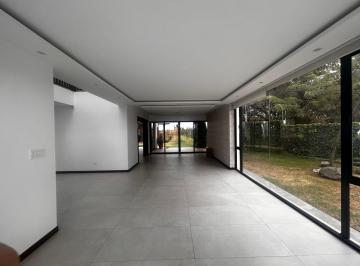 Casa de 3 habitaciones, Quito · Rento Casa 3 Dorm., 350 m², 4 Estacionamientos, Generador Electrico, Alta Vista Nayón