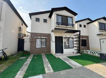 Casa · 94m² · 2 Habitaciones · 1 Estacionamiento · Venta de Casa en Urb. Los Prados, Vía Salitre