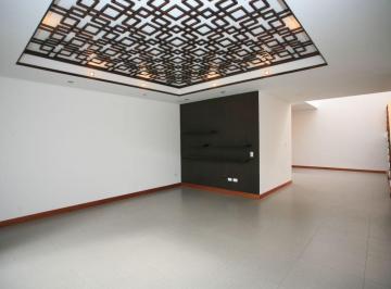 Casa de 5 habitaciones, Quito · Vive con Estilo en La Viña: Exclusiva y Moderna Casa de Venta