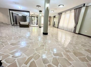 Casa de 5 habitaciones, Guayaquil · Vendo Casa 2 Plantas Víctor Emilio Estrada Urdesa 5 Dorm. Amplios Gran Balcón Vegetación