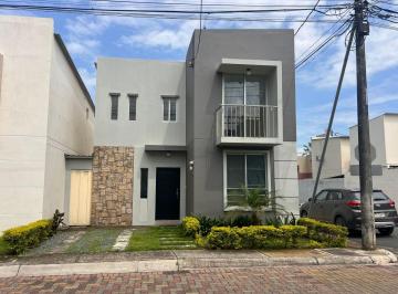 Casa de 4 habitaciones, Daule · Se Vende Casa en Urb. Arboletta Via Salitre
