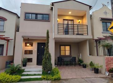 Casa · 120m² · 3 Habitaciones · 3 Estacionamientos · Casa en Venta Para Urb La Rioja Etapa Almeria Estf