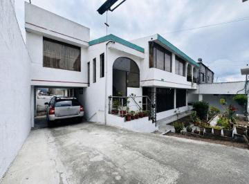 Casa de 7 habitaciones, Quito · Casa de 2 Departamentos + Suit a Remodelar 5parqueos