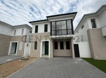 Casa · 131m² · 3 Habitaciones · 3 Estacionamientos · Venta de Casa en Urb. Alba del Bosque, Vía a La Costa