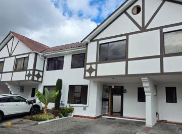 Casa de 3 habitaciones, Quito · Casa 3 Hab. con Patio Cerca Al Colegio Letort - Sector San Isidro del Inca