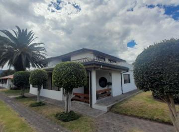 Casa de 3 habitaciones, Quito · Vendo Casa Rústica en Conjunto Calle Carvajal, Cerca a La Ruta Viva