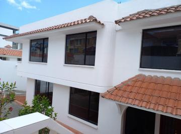 Casa de 12 habitaciones, Quito · Casa Rentera en Venta Sector Uraba