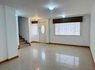 Casa de 4 habitaciones, Quito · Se Renta Amplia Casa, Iluminada en San Camilo, Calderón