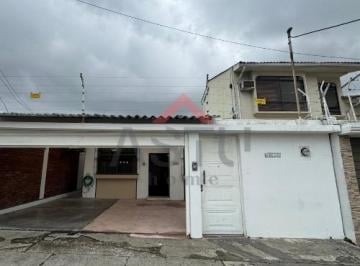 Casa de 3 habitaciones, Guayaquil · Se Alquila Casa de 3 Niveles en Lomas de Urdesa