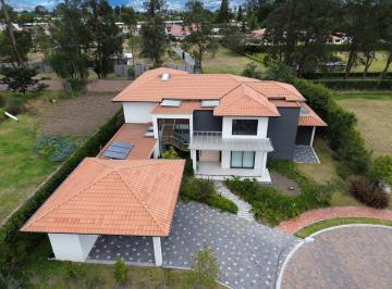 Casa · 638m² · 4 Habitaciones · 4 Estacionamientos · Casa de Venta Dentro de Urbanización Exclusiva en Puembo. en El Mejor Sector de Puembo