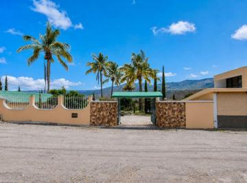 Quinta vacacional de 5 habitaciones, Ibarra · Hostería en Venta con Amplias Áreas Recreativas