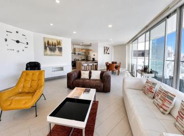 Departamento · 210m² · 3 Habitaciones · 2 Estacionamientos · Departamento Amoblado de Lujo en La Carolina con Terraza Privada