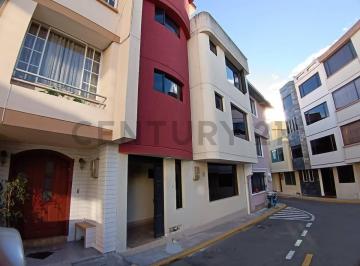Casa · 266m² · 6 Habitaciones · 1 Estacionamiento · Vendo Casa de 266 m² en Tres Pisos con 6 Dorm.