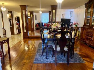 Casa · 350m² · 5 Habitaciones · 2 Estacionamientos · Casa en Venta con Area Verde. Centro de Cuenca