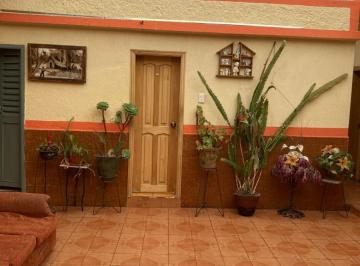 Casa de 4 habitaciones, Tulcán · Casa en Venta en El Centro de Tulcán con 2 Locales Comerciales