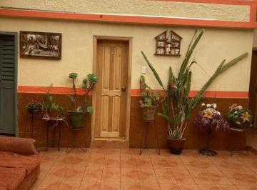 Casa · 490m² · 4 Habitaciones · 1 Estacionamiento · Casa en Venta en El Centro de Tulcán con 2 Locales Comerciales