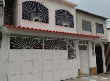 Casa de 5 habitaciones, Guayaquil · Casa Rentera en Mucho Lote 1 (Cerca de Promat y Mall del Norte)
