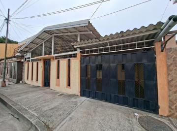 Casa · 154m² · 5 Habitaciones · 2 Estacionamientos · Casa de Venta en Cdla Esteros, Sur Guayaquil, Cyp