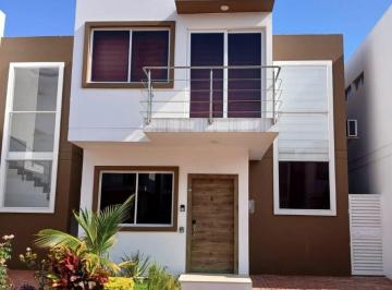 Casa · 95m² · 3 Habitaciones · 2 Estacionamientos · Casa Amoblada en Venta Urbanizacion Rosabell Via Spondylus Tato