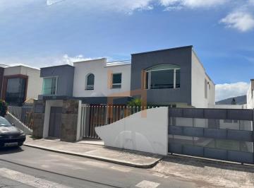 Casa de 3 habitaciones, Quito · Casa de Venta en Cumbayá Sector Lumbisi, Urbanización Privada con Seguridad, 3 Dorms, Amplio Jardín.