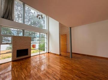 Casa · 236m² · 3 Habitaciones · 2 Estacionamientos · 215 Mil Venta Casa con Amplio Jardín – Urb. Privada Tanda, Miravalle