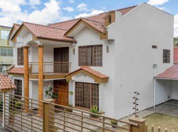 Casa · 200m² · 4 Habitaciones · 8 Estacionamientos · Casa en Venta en Biblian