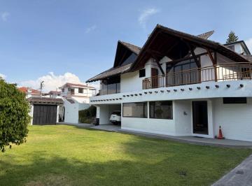 Casa de 5 habitaciones, Quito · Casa con Áreas Verdes