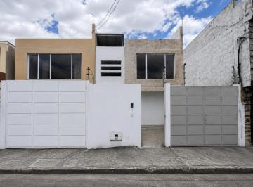 Casa · 97m² · 3 Habitaciones · 1 Estacionamiento · Casa Esquinera de 3 Dorm. con Garaje y Terraza en Caranqui