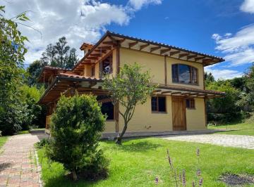 Casa · 238m² · 3 Habitaciones · 2 Estacionamientos · Casa - Tumbaco