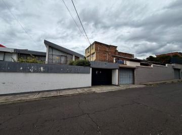 Casa de 3 habitaciones, Quito · Casa Independiente de Venta en Sector La Brasil y Zamora