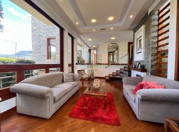 Casa de 6 habitaciones, Quito · Vendo Amplia Casa con Suit Independiente 6 Doemitorios, hermosa Vista Nayon Urbanización Privada