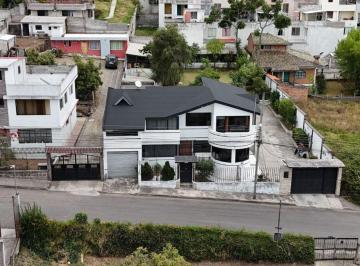 Casa de 5 habitaciones, Quito · Casa Independiente en Venta Puente 2 Valle 466 m²