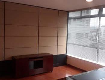 Oficina comercial · 86m² · 1 Estacionamiento · Oficina en Alquiler – Av Orellana y Av 6 de Diciembre Edificio de Lujo – 3.er Piso Pr