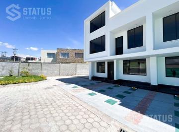 Casa · 143m² · 4 Habitaciones · 2 Estacionamientos · Venta de Casa con Terraza y Patio Cerca Hacienda Capelo