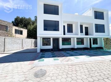 Casa · 143m² · 4 Habitaciones · 2 Estacionamientos · Venta de Casa con Terraza y Patio Cerca Hacienda Capelo