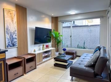 Casa · 174m² · 3 Habitaciones · 1 Estacionamiento · Casa - Cuenca
