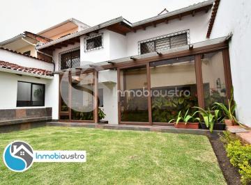 Casa de 4 habitaciones, Cuenca · Venta de Hermosa Casa con Área Verde Cerca Al Centro Histórico