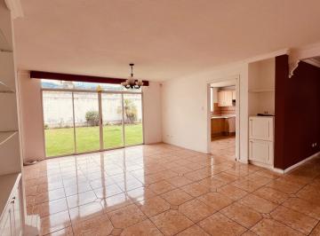 Casa · 234m² · 3 Habitaciones · 2 Estacionamientos · Venta Casa 3 Habitaciones, Jardín, Estudio, Sector La Armenia