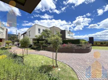 Casa · 260m² · 3 Habitaciones · 2 Estacionamientos · Linda Casa de Renta en Cumbayá Sector Colegio Menor