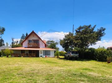Casa de 3 habitaciones, Quito · Venta Casa Independiente con Amplio Terreno en Yaruqui