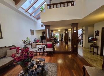 Casa de 4 habitaciones, Cuenca · Casa Elegante de 350 m² en Venta | Sector Centro – Eloy Alfaro y Juan León Mera