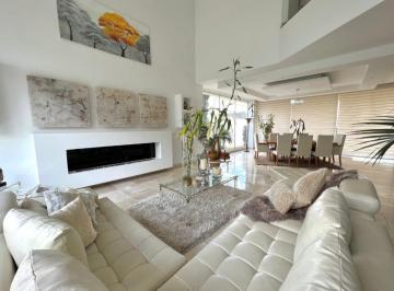 Casa · 400m² · 3 Habitaciones · 3 Estacionamientos · Hermosa Casa en Venta o Renta Sector Hilacril - Tumbaco.